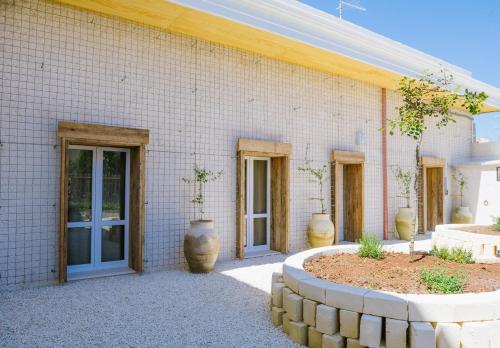 a brick building with vases in front of it at Ciatu Miu in Noto