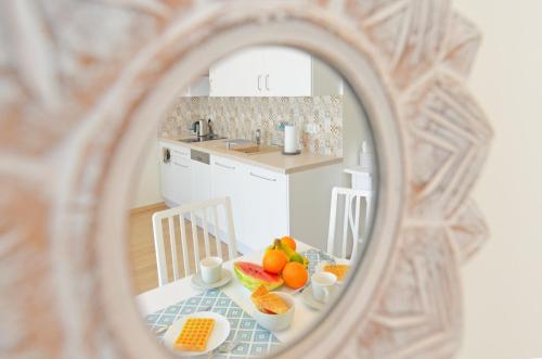 a kitchen with a table with fruit in a mirror at Sun&Sport Apartament TURKUS w super lokalizacji niedaleko wyciągu in Szczyrk