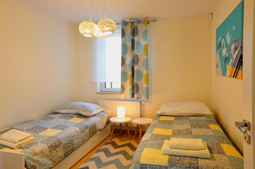 シュチルクにあるSun&Sport Apartament TURKUS w super lokalizacji niedaleko wyciąguのベッド2台と窓のある寝室