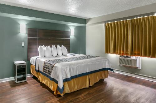 מיטה או מיטות בחדר ב-Rodeway Inn Bristol near Sesame Place