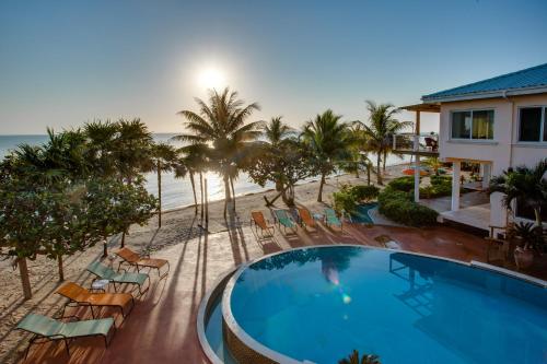 - une vue sur la piscine du complexe dans l'établissement Laru Beya All Inclusive Resort, à Placencia