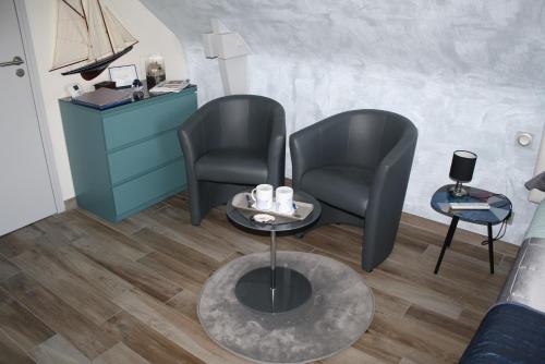 two chairs and a table in a living room at MOR-HA-MARCH Chambres d'Hôtes in Sarzeau