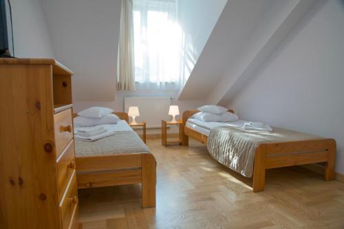 Кровать или кровати в номере Pokoje Gościnne Dom św. Szymona