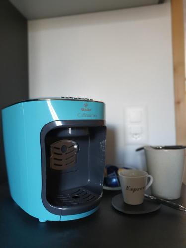 a toaster sitting on top of a counter with two cups at Churchstreet appartements in Meiringen