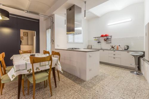 A cozinha ou cozinha compacta de Matteotti, Bologna by Short Holidays