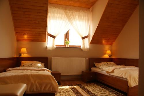 sypialnia z 2 łóżkami i oknem w obiekcie A-Prim w Oświęcimiu