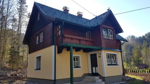 a small house with a black roof at Ferienhaus Schlossblick in Landl