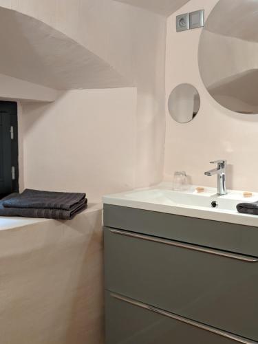 y baño con lavamanos y lavamanos. en Loge Montaigne, en LʼHôpital-sous-Rochefort
