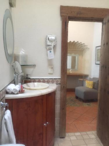 a bathroom with a sink and a mirror at Quinta Luna in Cholula
