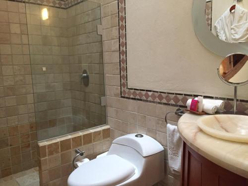 a bathroom with a toilet and a sink at Quinta Luna in Cholula