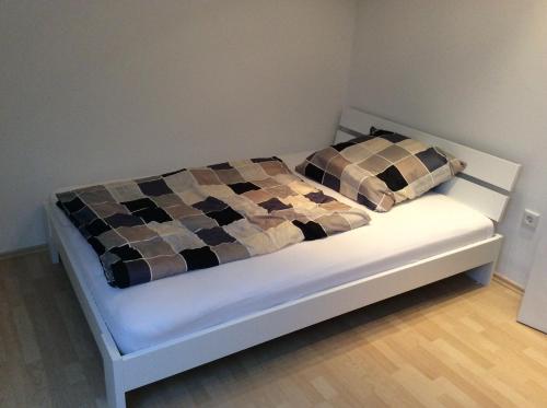a bed with two pillows on it in a room at Ferienwohnung Heddesheim in Heddesheim