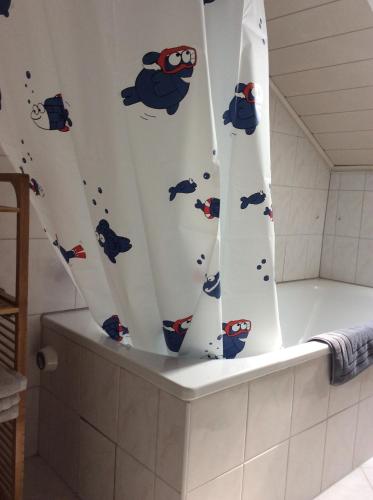 Ένα μπάνιο στο Ferienwohnung Heddesheim