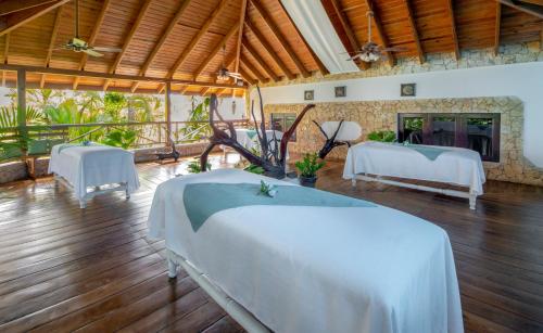 Un pat sau paturi într-o cameră la Occidental Punta Cana - All Inclusive
