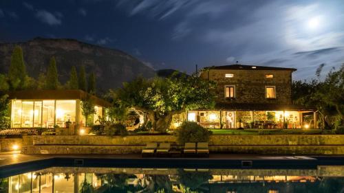 una casa con piscina por la noche en Casale Giancesare Villa Agricola, en Capaccio-Paestum
