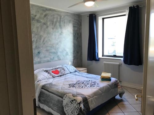 a bedroom with a bed and a window at Grazioso Bilocale Metrò/Centro in Brescia