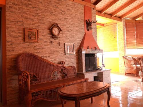 - un salon avec un canapé et une cheminée dans l'établissement Don Robert Apartment, à Durrës