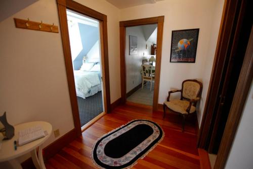A Village Bed and Breakfast في نيوتن: غرفة بسرير ومرآة كبيرة