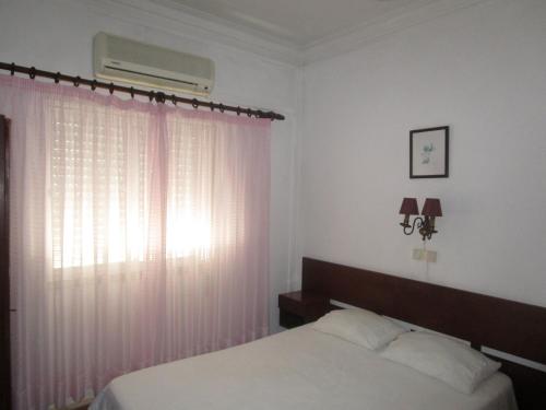 Кровать или кровати в номере Pensão Residencial Luanda