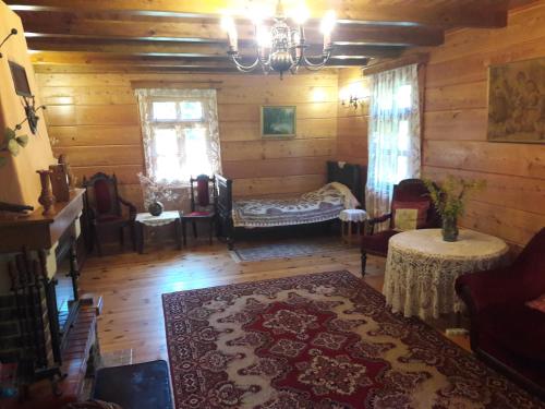 ein Wohnzimmer mit einem Sofa und einem Tisch in der Unterkunft Siedlisko LILIJKA in Ościsłowo