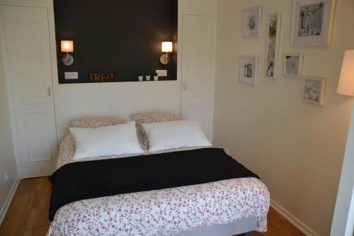 Un pat sau paturi într-o cameră la Résidence Bel Air
