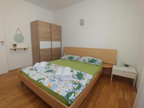 Un dormitorio con una cama con un edredón verde. en Terra Mare, en Medulin