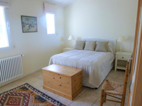 - une chambre avec un lit, deux tables et une chaise dans l'établissement The Neame House, à Bédoin