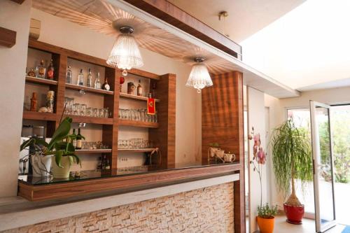 un bar en una habitación con una pared de ladrillo en Residence Bella, en Budva