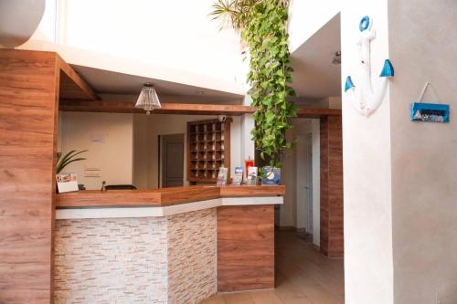 un bar en una casa con madera y hiedra en Residence Bella, en Budva