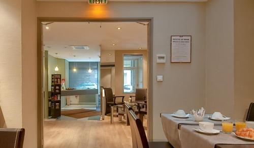 Een restaurant of ander eetgelegenheid bij H&ocirc;tel de France Quartier Latin 