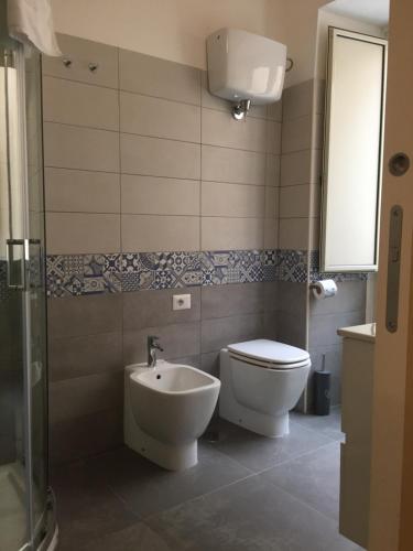 La salle de bains est pourvue de toilettes et d'un lavabo. dans l'établissement IL VIAGGIATORE VIA INDIPENDENZA 2, à Gaète