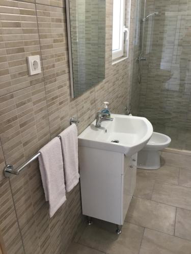 Ett badrum på Apartments Kurelja