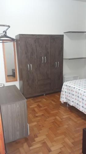 um quarto com dois armários de madeira e uma cama em Apartamento Tubal em Uberlândia
