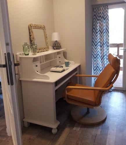 a desk with a mirror and a chair in a room at Bobrowa Przystań in Czechyń