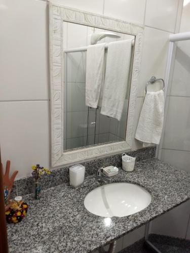 Bilik mandi di Pousada Pouso do Barão