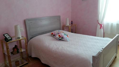1 dormitorio con cama blanca y almohada en Gîte MarieJo, en Villandraut