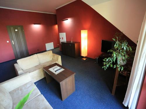a living room with a couch and a table at Pensjonat Bajdarka in Suraż