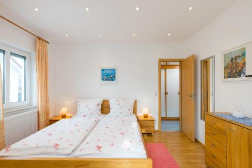 een slaapkamer met een groot bed in een kamer bij Ferienwohnungen Hödingen, Bernhard Vogler in Überlingen