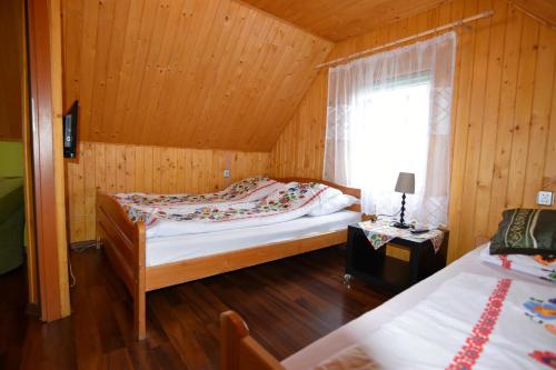 מיטה או מיטות בחדר ב-Domek "IGOR" nad Jeziorem Żywieckim w Zarzeczu