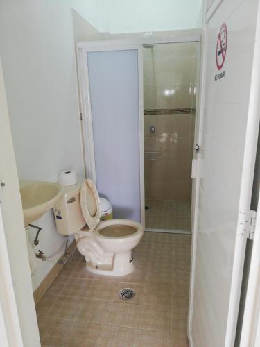 a bathroom with a toilet and a sink and a shower at Hotel Villa Marán Chachalacas Ambiente Familiar in Chachalacas