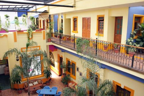 ein Wohnhaus mit Pflanzen auf den Balkonen in der Unterkunft Casa Vilasanta in Guadalajara