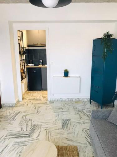 - un salon avec un sol en marbre et une armoire bleue dans l'établissement STUDIO CONTEMPORAIN CANNES, à Cannes