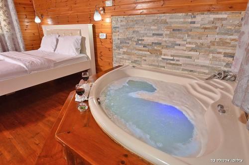 Кровать или кровати в номере צימרים מעיינות האהבה