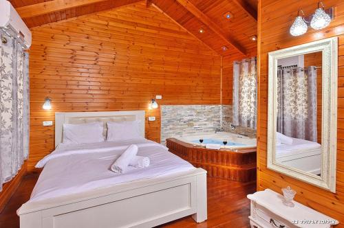 Кровать или кровати в номере צימרים מעיינות האהבה