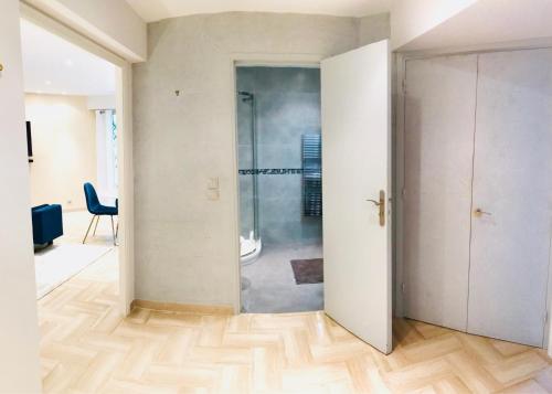 ein Bad mit einer Dusche und einer Glastür in der Unterkunft 19 Rue du Parc Alexandre III in Cannes