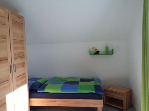 um quarto com uma cama e uma prateleira na parede em Villa Ostseebrise em Trent