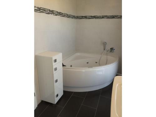 uma banheira branca sentada na casa de banho em Villa Ostseebrise em Trent