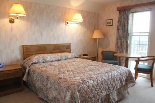 Llit o llits en una habitació de Forest Haven Inn