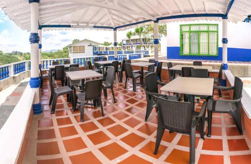 蒙特內格羅的住宿－Finca Hotel La Molienda Quindiana，屋顶餐厅,配有桌椅