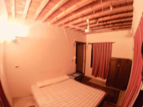 a small room with a bed and a window at villa tunis village in ‘Izbat an Nāmūs