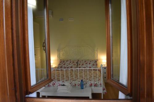 - Vistas a un dormitorio con 1 cama y 2 espejos en B&B Villa Elisa, en Motta di Livenza
